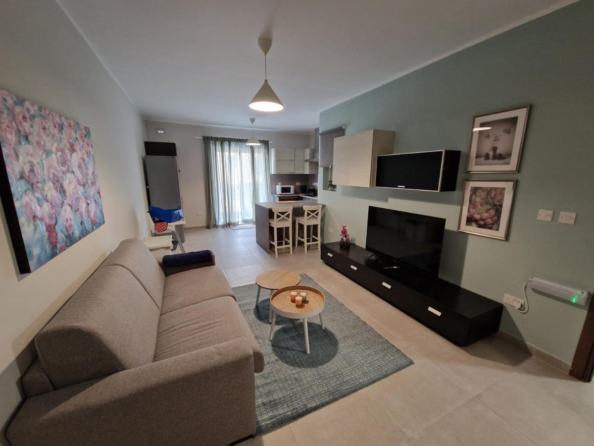 Comfort And Convenience Flat 4 Dad's Court